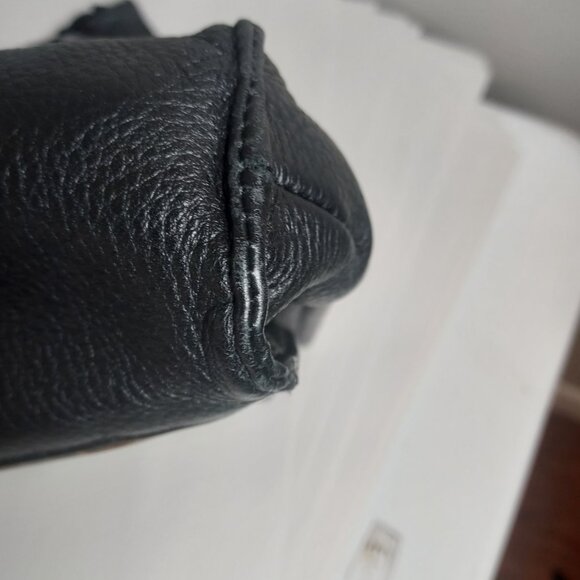 Elegant Black and Brown Leather Shoulder Bag - Picture 9 of 14